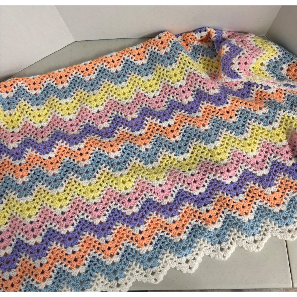 Vintage Handmade Crochet Baby Blanket Pastel Chevron Ripple Scalloped Edge Throw - Picture 3 of 3